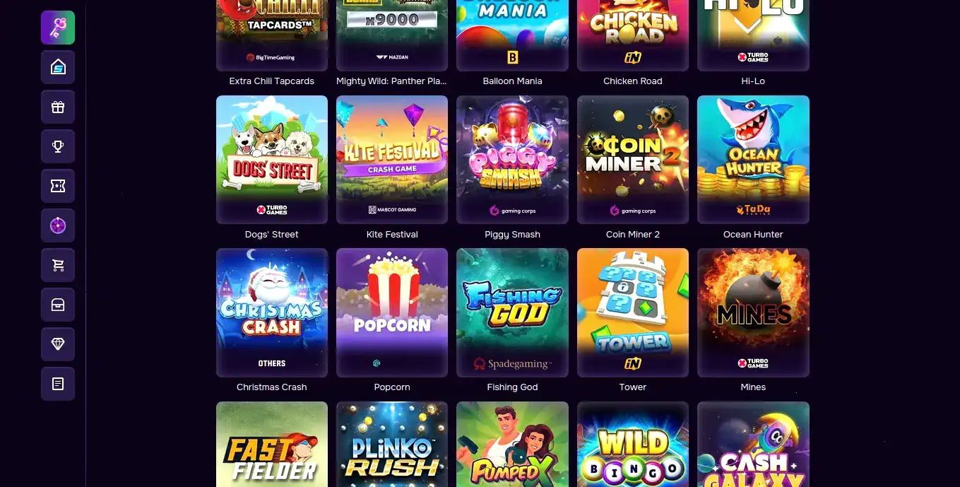 Игрок на диване за монитором и логотипом Casino X